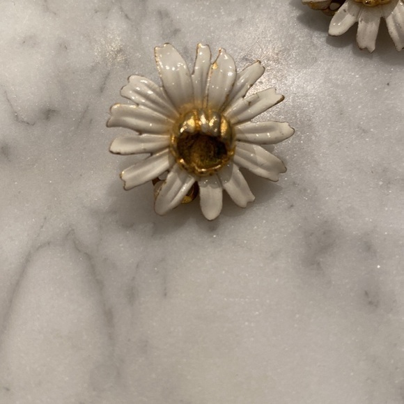 Vintage 1950s Daisy Clip on Earrings - Picture 3 of 6
